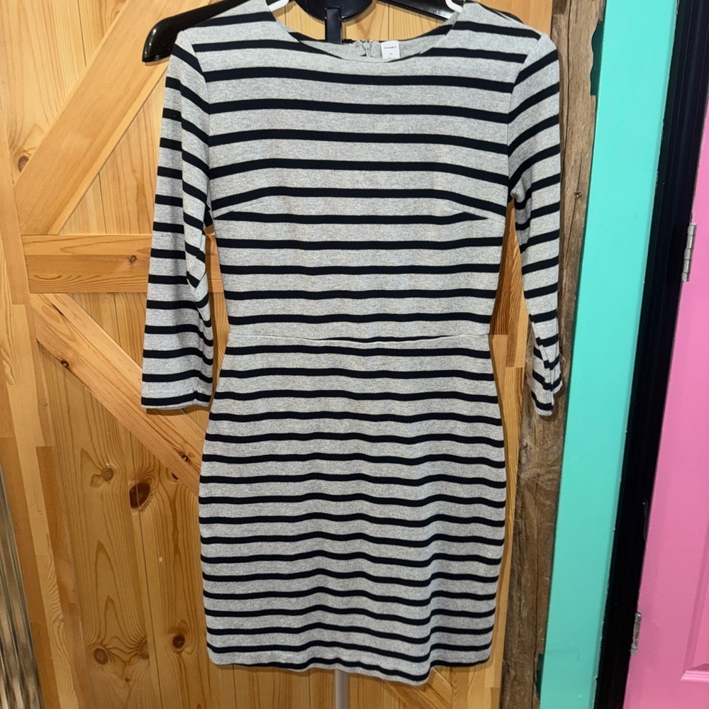 Old Navy Gray and White Sheath Dress 3/4 Sleeves